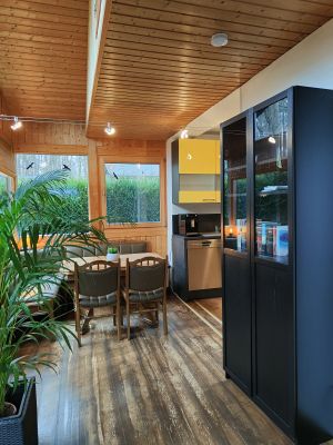 Verbringen Sie abends schöne Stunden bei einem geselligen Spieleabend. - Bild 3: Haus mit Zaun an beliebten Wanderrouten mit Blick in den Sternenhimmel