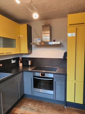 Bereiten Sie sich leckere Speisen in der modernen und geschmackvollen Küche zu. Die Hochglanzküche ist mit allem ausgestattet, was Sie für schnelle oder auch aufwendigere Gerichte benötigen. Ein besonderes Highlight ist der Kaffeevollautomat. Was gibt es Schöneres sich morgens erst einmal - ohne viel Aufwand - eine Tasse Kaffee zuzubereiten und diese in Ruhe zu genießen? - Bild 5: Haus mit Zaun an beliebten Wanderrouten mit Blick in den Sternenhimmel