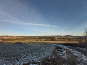 Das Foto zeigt den rheinland-pfälzischen Blick vom Ruppertsbergseifen-Forst, gelegen an der L 167, auf das nordrhein-westfälische Feriendorf Ahrdorf ,,Auf Busch''.

Im Hintergrund der ebenfalls in Rheinland-Pfalz gelegene, erhabene Aremberg mit seinen 560 m über N.N. - Bild 28: Haus mit Zaun an beliebten Wanderrouten mit Blick in den Sternenhimmel