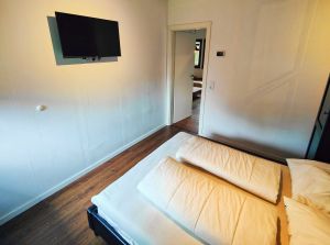 Blick vom anderen Ende des Schlafzimmers auf das Wohnzimmer. - Bild 14: Haus mit Zaun an beliebten Wanderrouten mit Blick in den Sternenhimmel