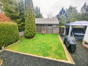 Vom Schlafzimmer 1 können Sie direkt in den Garten schauen. - Bild 15: Haus mit Zaun an beliebten Wanderrouten mit Blick in den Sternenhimmel