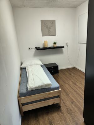 Das Schlafzimmer 2 besteht aus zwei Einzelbetten mit der Möglichkeit diese auch zusammenzustellen, sodass man ein Doppelbett hat. Die beiden Betten kann man auch - wie auf diesem Bild zu sehen - übereinander stellen, sodass eine Person ausreichend Platz in dem Zimmer hat. - Bild 16: Haus mit Zaun an beliebten Wanderrouten mit Blick in den Sternenhimmel
