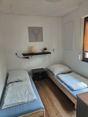 Hier sehen Sie eine Möglichkeit die beiden Betten getrennt voneinander im Zimmer zu positionieren. Alternativ können Sie die beiden Einzelbetten auch zusammen stellen, sodass Sie ein Doppelbett haben. Das ist ganz Ihnen überlassen. - Bild 17: Haus mit Zaun an beliebten Wanderrouten mit Blick in den Sternenhimmel
