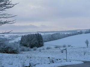 Unternehmen Sie idyllische Schneespaziergänge entlang der bekannten Eifelwanderrouten. - Bild 30: Haus mit Zaun an beliebten Wanderrouten mit Blick in den Sternenhimmel