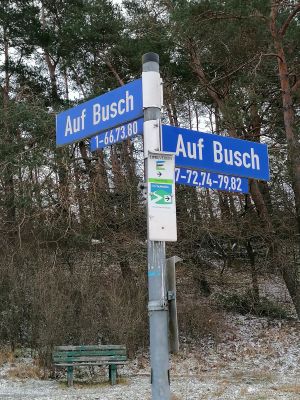 Das Ferienhaus Wanderlust (Auf Busch 32) liegt direkt an der bekannten Wanderroute "Eifelschleifen". Erkunden Sie direkt vom Ferienhaus aus wunderschöne Wanderwege. - Bild 31: Haus mit Zaun an beliebten Wanderrouten mit Blick in den Sternenhimmel