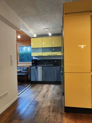 Von der Couch aus können Sie ebenfalls in die offene Küche schauen. Zwei weitere innenliegende Fenster bieten natürlichen Lichteinfall. - Bild 8: Haus mit Zaun an beliebten Wanderrouten mit Blick in den Sternenhimmel