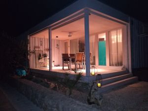 Für Ihre Privatspähre sind Vorhänge an den großen Fensterscheiben vorhanden. - Bild 22: Camp Buqez - Beachvilla Stella No. 30 - mit Whirlpool