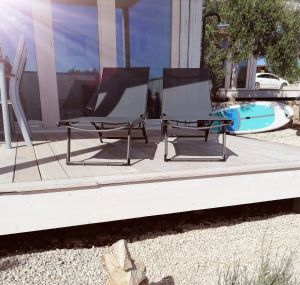 Die Liegestühle können auch mit an den Strand genommen werden. - Bild 18: Camp Buqez - Beachvilla Stella No. 30 - mit Whirlpool