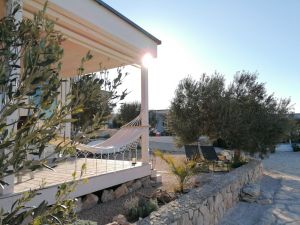 rechts neben dem Gebäude haben Sie viel Platz zur persönlichen Entfaltung - Bild 11: Camp Buqez - Beachvilla Stella No. 30 - mit Whirlpool