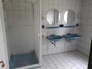 1. Stock mit zwei Waschbecken und Dusche. WC ist separat. - Bild 9: Ferienwohnung Wäcken auf dem Bauernhof in Ostfriesland