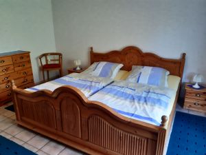 1. Stock mit einem Ehebett und ein Gitterbett - Bild 5: Ferienwohnung Wäcken auf dem Bauernhof in Ostfriesland