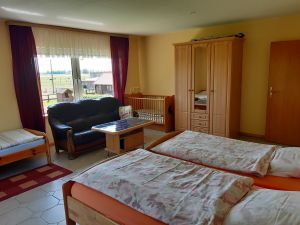 1. Stock mit zwei zusammen stehenden Betten, die man auch getrennt stellen kann, einem Einzelbett und einem Gitterbett. - Bild 6: Ferienwohnung Wäcken auf dem Bauernhof in Ostfriesland