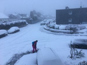 Unsere Winter sind leider nicht mehr so lang und kalt wie früher - aber 2021 hatten wir Blitzeis und einige Tage ein geschlossene Schneedecke - sehr zur Freude der begeisterten Schlittenfahrer. Auch Wanderungen durch den Glitzerwald waren eine Augenweide. - Bild 17: Komfortable helle Ferienwohnung für bis zu drei Personen mit Panoramablick