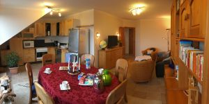 Großer lichtdurchfluteter Wohnbereich mit Wohnzimmer, Essecke und Küche, von welchem der möblierte Süd-West- Balkon mit Panoramablick betreten wird. - Bild 7: Komfortable helle Ferienwohnung für bis zu drei Personen mit Panoramablick