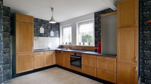 Küche, moderne PVC Auslegware:
Küchenzeile mit Spülbecken, Cerankochfeld, Backofen, Wasserkocher, Kaffeemaschine, Kühlschrank, Gefrierscnhrank, Geschirrspüler, Kückenutensilien, Toaster, Geschirr, usw. - Bild 2: Fewo Rammelsberger Steigerhaus im Waldhaus