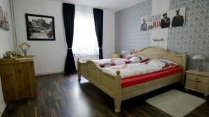 Schlafraum groß mit Laminat ausgelegt:
1 Doppelbett (180 x 200 cm), kleiner Schrank, Nachtschränke, Regal - Bild 4: Fewo Rammelsberger Steigerhaus im Waldhaus