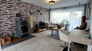 Wohnraum mit Essecke, moderne PVC Auslegware mit direktem Zugang zur Terrasse und Garten:
2er Sofa, 2 Sessel, 1 Couchtisch, Kaminofen (Kaminholz ist nicht im Buchungspreis enthalten), Wohnraumschrank, TV Tisch inkl. LCD TV, SAT Receiver und DVD Player, Glasesstisch mit 4 Stühlen - Bild 1: Fewo Rammelsberger Steigerhaus im Waldhaus