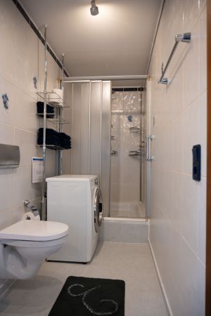 große Dusche,Waschmaschine,Fön - Bild 15: Ferienhaus NaturPur 130qm ruhige Waldlage im Weserbergland