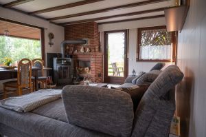 Wohnlandschaft,Essecke ausziehbarer Tisch,TV,Kamin - Bild 7: Ferienhaus NaturPur 130qm ruhige Waldlage im Weserbergland