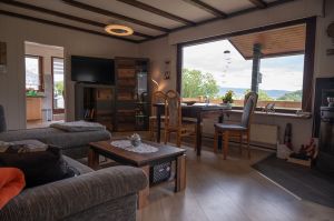 Panoramafenster mit Blick zum Ith und zum Töniesberg - Bild 8: Ferienhaus NaturPur 130qm ruhige Waldlage im Weserbergland