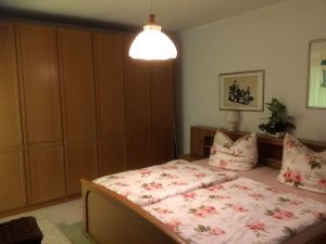 mit Doppelbett und Zugang zum Balkon - Bild 12: Ferienwohnung Grabsch in Immenstaad - mit wunderschönem See- und Alpenblick