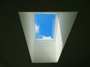 Ein besonderes Highlight ist das klare Dachfenster, durch das Sie die Sterne beobachten können, während Sie gemütlich im Bett liegen. Lassen Sie sich vom Anblick des Sternenhimmels verzaubern und genießen Sie die Ruhe in unserer Ferienwohnung. - Bild 17: Ferienwohnung im Gutshaus, Entschleunigung pur für erholsame Tage