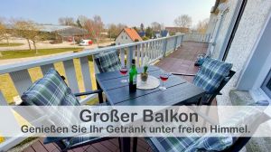 Unser Haus verfügt über einen großen eigenen Balkon, auf dem Sie einen herrlichen Blick auf die Umgebung genießen können. Er bietet Ihnen ausreichend Platz, um zu entspannen oder gemeinsam mit Ihren Liebsten einen gemütlichen Abend zu verbringen. - Bild 27: Ferienwohnung im Gutshaus, Entschleunigung pur für erholsame Tage