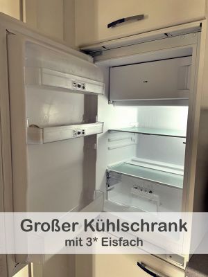 In unserem Einbaukühlschrank finden Sie auch ein Eisfach, das Ihnen die Möglichkeit bietet, Eiswürfel oder gefrorene Lebensmittel zu lagern. Mit dieser praktischen Funktion können Sie sich an heißen Tagen erfrischende Getränke mit Eiswürfe zubereiten. - Bild 20: Ferienwohnung im Gutshaus, Entschleunigung pur für erholsame Tage