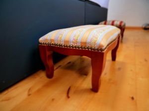 Für uns ist es wichtig, dass all unsere Gäste sich bei uns rundum wohlfühlen und entspannen können. Aus diesem Grund haben wir auch für ältere Gäste eine Einstiegshilfe vor den Betten gestellt. - Bild 19: Ferienwohnung im Gutshaus, Entschleunigung pur für erholsame Tage