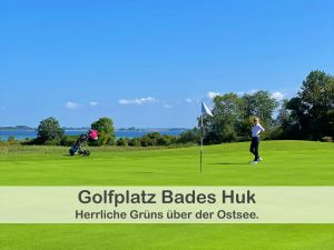 Golfplatz Bades Huk, mit einem tollem Blick über die Ostsee. Der Platz wurde im Jahr 2021 komplett neu aufgebaut und ist ein echter Geheimtip an der Ostsee. - Bild 1: Ferienwohnung im Gutshaus, Entschleunigung pur für erholsame Tage
