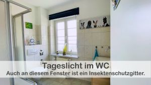 In unserem Haus erwartet Sie ein geräumiges Bad mit viel Tageslicht. Durch die großen Fenster wird das Bad tagsüber von natürlichem Licht durchflutet und sorgt für eine angenehme Atmosphäre. - Bild 26: Ferienwohnung im Gutshaus, Entschleunigung pur für erholsame Tage