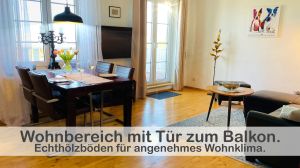 Erleben Sie die Schönheit der Natur und genießen Sie den atemberaubenden Blick auf dem Balkon, den Sie direkt vom hellen Wohnbereich aus erreichen können. Der Balkon bietet Platz zum Entspannen und Sie können die umliegende Landschaft bewundern. - Bild 12: Ferienwohnung im Gutshaus, Entschleunigung pur für erholsame Tage