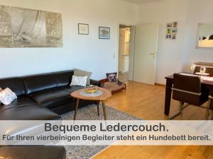 In unserer Ferienwohnung im Gutshaus heißen wir nicht nur Menschen, sondern auch Vierbeiner herzlich willkommen. Deshalb haben wir ein gemütliches Hundebett im Wohnzimmer eingerichtet, damit sich auch Ihr pelziger Begleiter wie zu Hause fühlen kann. - Bild 14: Ferienwohnung im Gutshaus, Entschleunigung pur für erholsame Tage