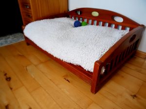 In unserer Ferienwohnung im Gutshaus heißen wir nicht nur Menschen, sondern auch Vierbeiner herzlich willkommen. Deshalb haben wir ein gemütliches Hundebett im Wohnzimmer eingerichtet, damit sich auch Ihr pelziger Begleiter wie zu Hause fühlen kann. - Bild 15: Ferienwohnung im Gutshaus, Entschleunigung pur für erholsame Tage