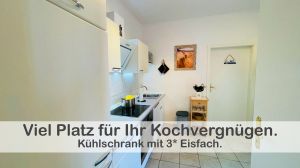 Unsere Küche ist nicht nur ein Ort zum Kochen, sondern auch ein praktischer Durchgang zum Badezimmer. Durch die Küche gelangen Sie bequem und schnell zum Badezimmer. Dies ist besonders praktisch, wenn Sie nach dem Kochen Ihre Hände waschen wollen. - Bild 22: Ferienwohnung im Gutshaus, Entschleunigung pur für erholsame Tage