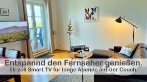 Entspannen Sie auf unserer Couch und lassen Sie den Tag hinter sich. Die gemütliche Atmosphäre unseres Wohnbereichs lädt zum Entspannen und Verweilen ein. Kuscheln Sie sich in eine unserer weichen Decken, die stehen direkt im Korb neben der Couch. - Bild 13: Ferienwohnung im Gutshaus, Entschleunigung pur für erholsame Tage