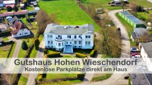 Wir bieten Ihnen kostenlose Parkmöglichkeiten direkt an unserem Gutshaus. Sie finden ausreichend Parkplätze rechts und links an der Einfahrt. Am Gutshaus stehen zwei Fahrradständer zur Verfügung, an denen Sie Ihr Fahrrad sicher abstellen können. - Bild 9: Ferienwohnung im Gutshaus, Entschleunigung pur für erholsame Tage