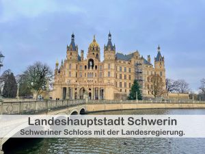 Das Schweriner Schloss, das Wahrzeichen der Landeshauptstadt Schwerin, ist ein majestätisches Schloss auf einer Insel im Schweriner See. Die Stadt Schwerin selbst bietet auch eine charmante Altstadt mit vielen Restaurants, Cafés und Geschäften. - Bild 40: Ferienwohnung im Gutshaus, Entschleunigung pur für erholsame Tage