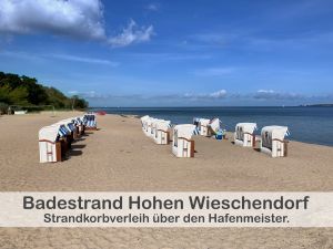 Entspannen Sie am malerischen Badestrand an der Marina Hohen Wieschendorf und genießen Sie das kristallklare Wasser der Ostsee. Der Strand ist breit und sauber und bietet ausreichend Platz zum Sonnenbaden, Schwimmen und Spielen. - Bild 10: Ferienwohnung im Gutshaus, Entschleunigung pur für erholsame Tage