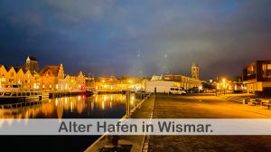 Der alte Hafen von Wismar bei Nacht ist ein magischer Anblick. Die alten Gebäude entlang des Hafens werden von der Dunkelheit umhüllt, während das Wasser des Hafens vom Licht der Laternen und Boote erhellt wird. - Bild 38: Ferienwohnung im Gutshaus, Entschleunigung pur für erholsame Tage