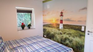 Mit großem Doppelbett 180 x 200 cm, großem Spiegelschrank inkl. Bügeln und zwei Nachttischen ausgestattet - Bild 1: Ferienwohnung Föhr in der schönen Schleiregion