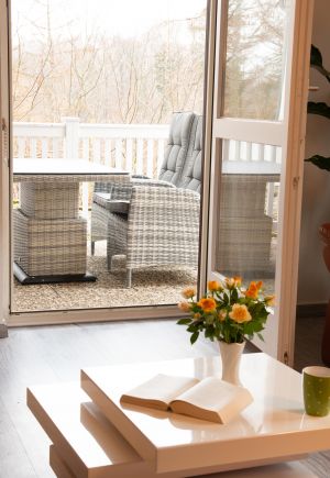 Wohnzimmer, Terassentür, Terassenmöbel - Bild 4: Ferienwohnung "Die Käuzchenkuhle" - Alleinlage im Wald