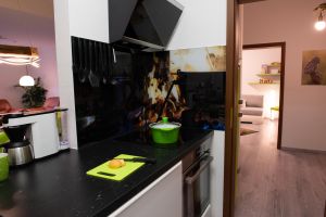 hochwertig ausgestattete neue Küche mit Durchgang zum offenen Wohnbereich - Bild 6: Ferienwohnung "Die Käuzchenkuhle" - Alleinlage im Wald