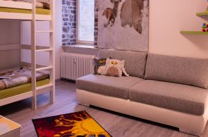 mit insgesamt 4 Schlafgelegenheiten (Doppelstockbett und hochwertige 2er Schlafcouch) und Blick auf die Berge - Bild 12: Ferienwohnung "Die Käuzchenkuhle" - Alleinlage im Wald