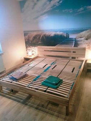 Das Doppelzimmer ist mit einem großen Schrank - Nachttisch mit Lampe und einem neuen PVC-Boden ausgestattet.

Das Doppelbett hat in den Maßen 180 x 200 hat zwei getrennte Matratzen. Diese werden demnächst neu angeliefert. - Bild 6: Ferienwohnung Vietheer im Holsteiner Auenland