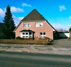 Auf der Auffahrt können bis zu zwei PKW abgestellt werden. Weitere Fahrzeuge und Transporter können direkt vor dem Haus auf der Straße oder in einer Nebenstraße abgestellt werden. - Bild 4: Ferienwohnung Vietheer im Holsteiner Auenland