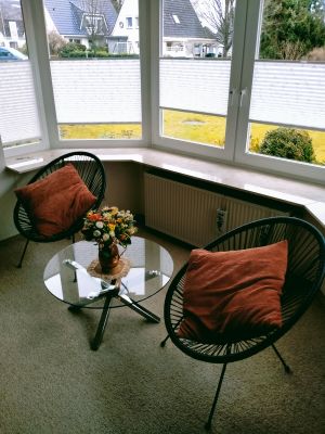 Der Erker im Wohnzimmer mit Blick auf den Vorgarten und Straße - Bild 3: Ferienwohnung Vietheer im Holsteiner Auenland