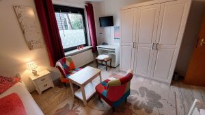 2-Bett Zimmer mit TV und Rolladen - Bild 7: Norden/ Norddeich Ferienwohnung Mery für 2-4 Personen, Balkon, + Hund