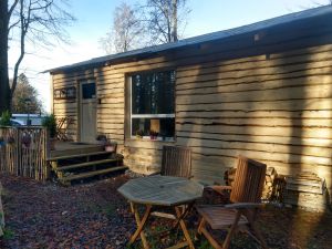 eingezäunter Außenbereich mit Sitzmöglichkeiten und Grill - Bild 4: Haus Little Lilly