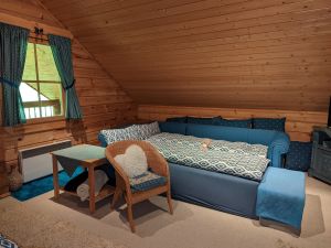 Schlafzimmer 3 mit Doppelbett, Schlafcouch, Badezimmer und Ausgang auf den Balkon - Bild 14: D1142a Ferienhaus Fehrengrund im Thüringer Wald